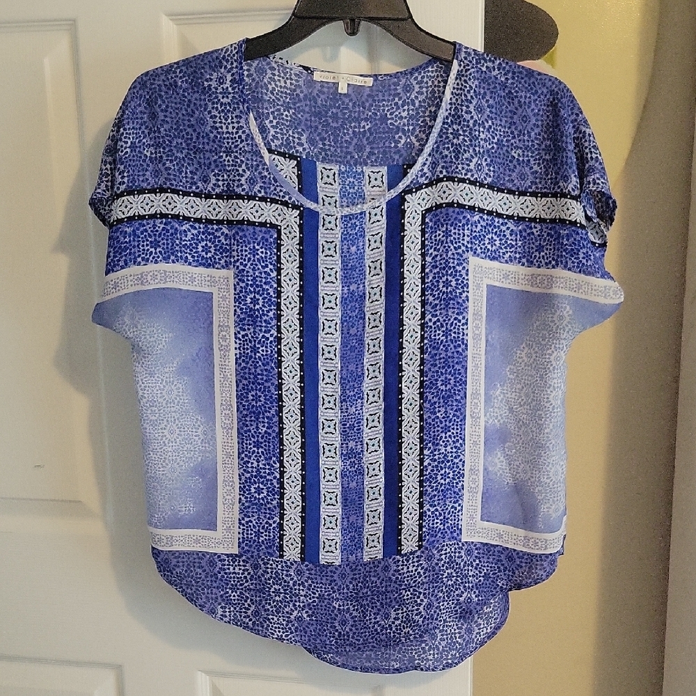 Violet & Claire SzLg Blue Printed Short Sleeve Blouse with Geometric Trim